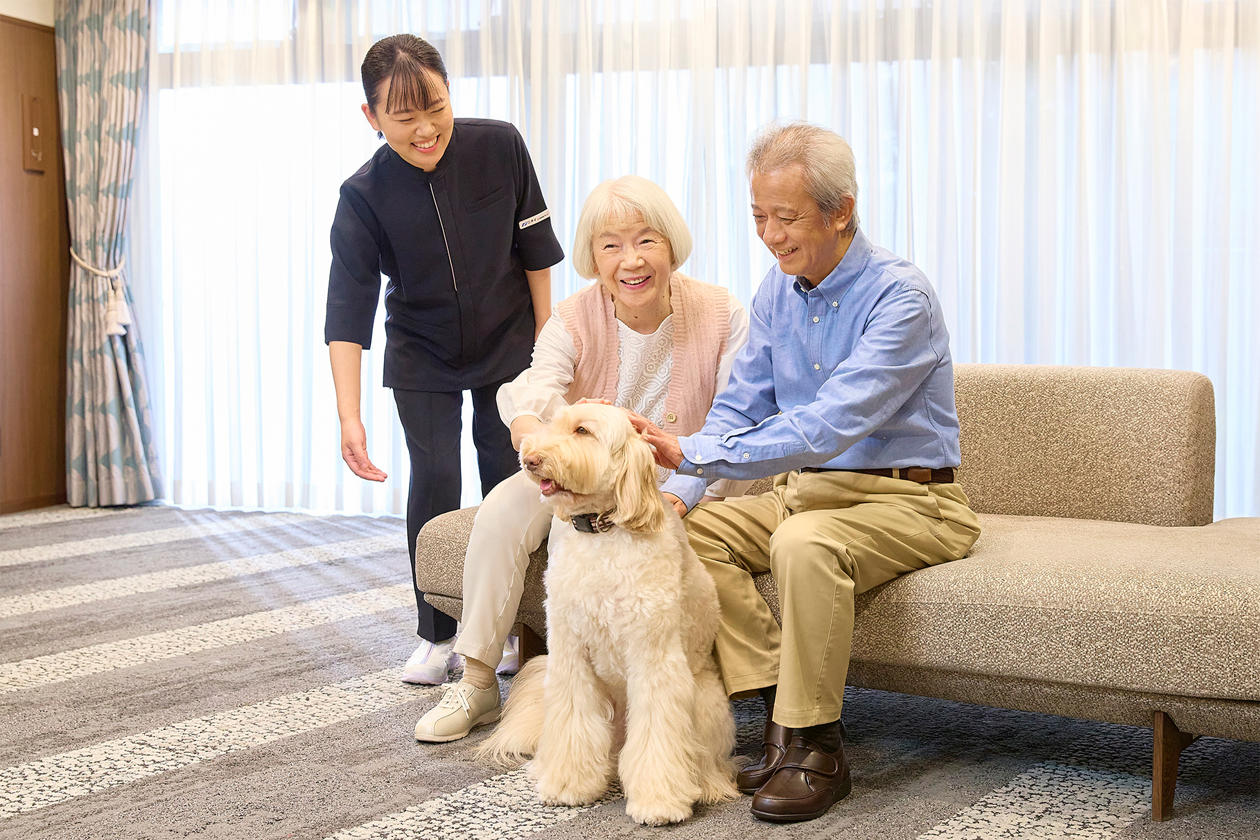 ご利用者様とセラピー犬の写真