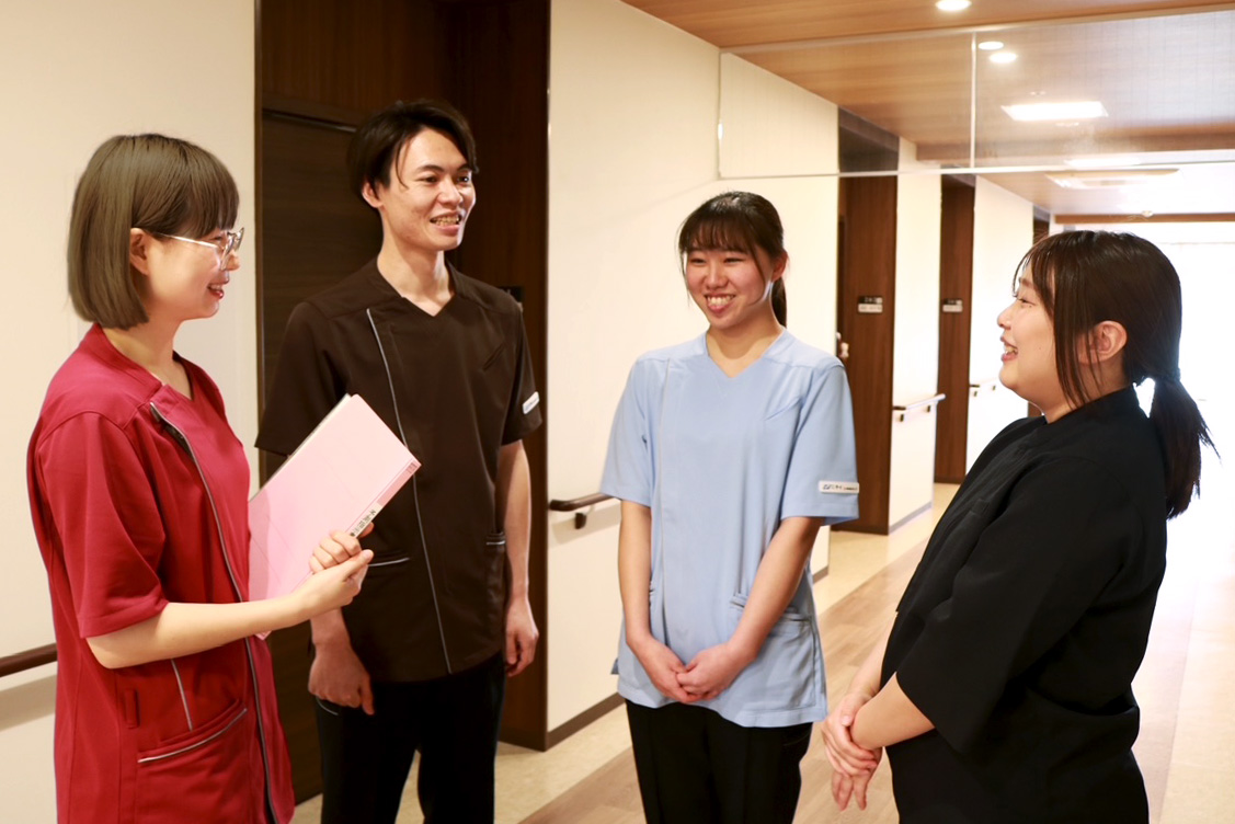 仲間と一緒に働く介護職員のスキルアップしていく様子