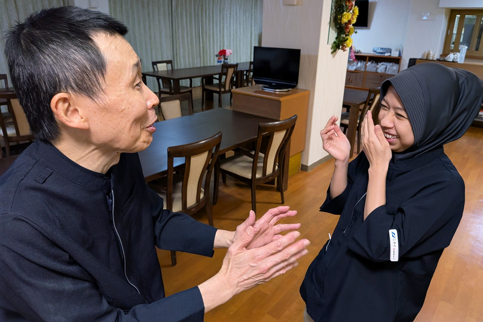ニチイホーム三鷹の外国籍スタッフと日本人スタッフのコミニュケーションを取っている様子