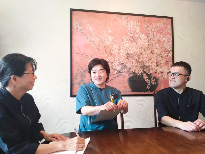 介護付有料老人ホーム、ニチイホーム修善寺で働くスタッフのインタビューの様子